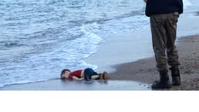 Un officier de police turc porte le corps d'un enfant migrant retrouvé mort sur une plage de Bodrum, au sud de la Turquie, le 2 septembre 2015.