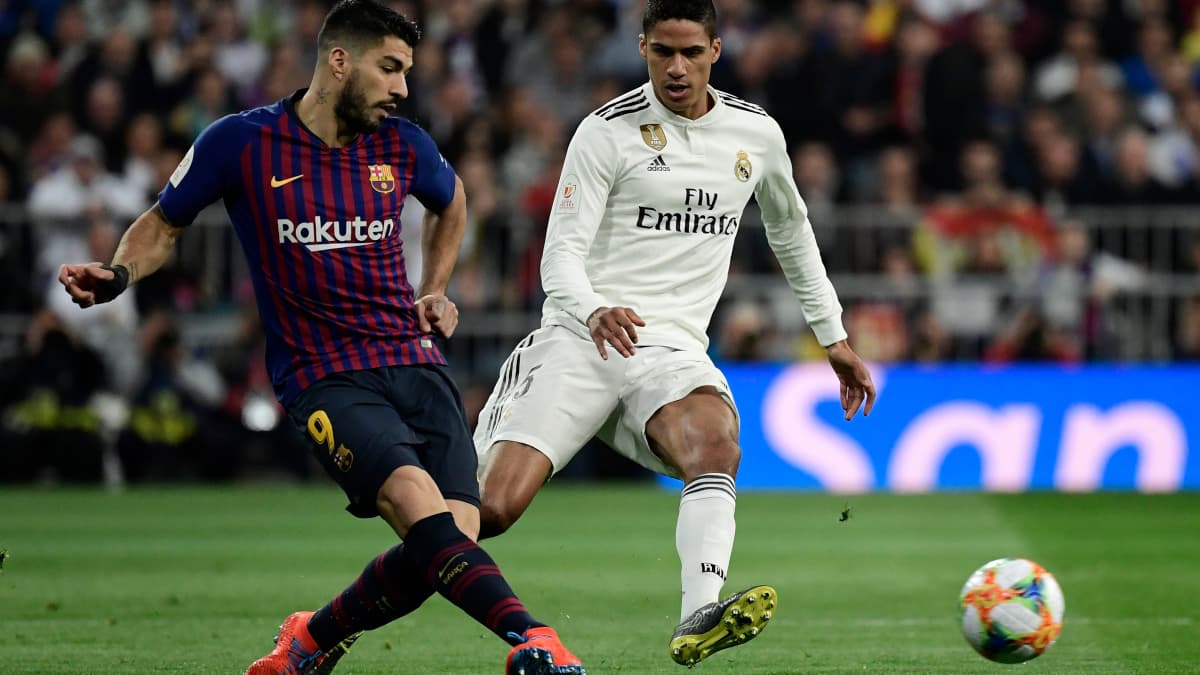 Raphaël Varane (en blanc) face à Luis Suarez lors d'un Real-Barça en Coupe du Roi en février 2019 Raphaël Varane (en blanc) face à Luis Suarez lors d'un Real-Barça en Coupe du Roi en février 2019