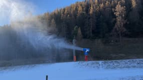 Les enneigeurs recouvrent les pistes de La Colmiane de neige de culture.