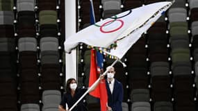 Anne Hidalgo, la maire de Paris, reçoit le drapeau olympique lors de la cérémonie de clôture des JO de Tokyo, dimanche 8 août 2021