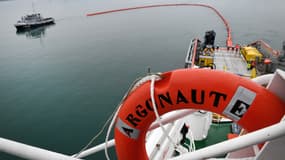 "Hautement explosif": un cargo chargé de nitrate d'ammonium en difficulté au large de la Bretagne