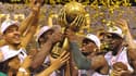 JK Edwards et Jo Gomis soulèvent le trophée de champion de France, le 10e titre du Limoges CSP