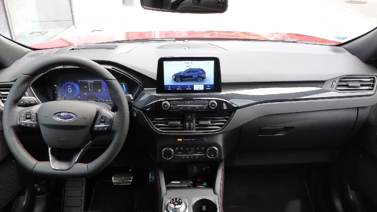 L’intérieur, très typé Ford (même dans cette version ST Line), reste plutôt austère esthétiquement, sans pour autant paraître chiche. L’ergonomie est savamment étudiée, en faisant de la place à la technologie et à la connectivité (via un écran-tablette central simple à manier), tout en conservant une grande partie des fonctions essentielles disponibles via des boutons et des commodos. L’intérieur, très typé Ford (même dans cette version ST Line), reste plutôt austère esthétiquement, sans pour autant paraître chiche. L’ergonomie est savamment étudiée, en faisant de la place à la technologie et à la connectivité (via un écran-tablette central simple à manier), tout en conservant une grande partie des fonctions essentielles disponibles via des boutons et des commodos.