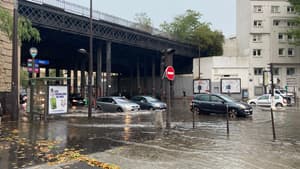 Des pluies diluviennes ont inondé Paris comme ici dans le 15e arrondissement.