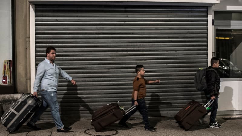 Une famille originaire d'Irak arrive à Bellegarde-sur-Valserine, dans l'Ouest de la France.