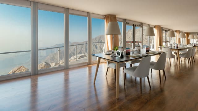 Un restaurant éphémère avec une vue imprenable sur le désert, c'est comme ça qu'on lance un nouveau modèle chez Bentley.
