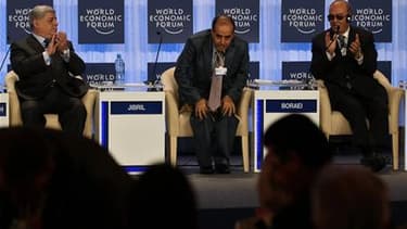 Mahmoud Djibril (au centre), lors d'un Forum économique mondial organisé en Jordanie. Le Premier ministre du Conseil national de transition (CNT) libyen, estime que des élections constituantes doivent être organisées dans un délai de huit mois. /Photo pri