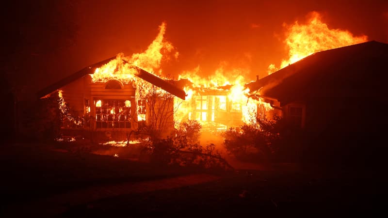 Feux à Los Angeles: au moins deux personnes sont mortes dans les incendies qui frappent la Californie