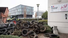 Des agriculteurs Haute-Garonne déversent des pneus et des débris lors d'une manifestation devant l'Agence de Services et de Paiement (ASP) à Toulouse pour réclamer les paiements d'aide promis par le gouvernement, le 18 mars 2024.