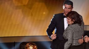 Le joueur du Real Madrid, Cristiano Ronaldo et sa mère, Dolores Aveiro, lors de la remise du Ballon d'or à Zurich, en janvier.