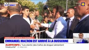 Marseille: Emmanuel Macron accueilli par un bain de foule à La Busserine