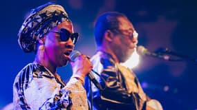 Les chanteurs maliens Amadou Bagayoko et Mariam Doumbia chantent devant le public lors du dernier concert de leur tournée française, à la salle du Chabada à Angers, le 29 novembre 2024.

