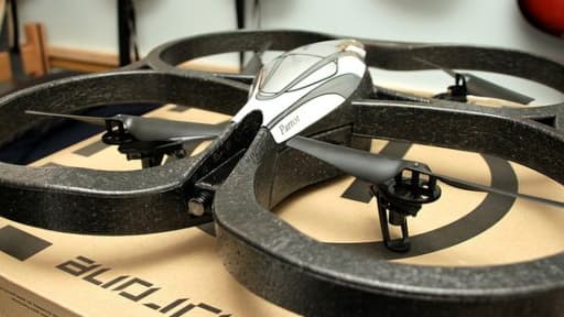 Le AR.Drone de la société française Parrot est un quadricoptère pilotable par iPhone et conçu pour le divertissement.