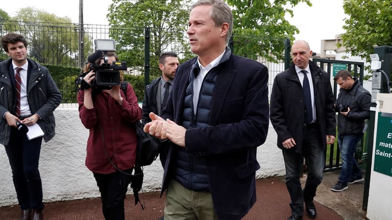 Nicolas Dupont-Aignan à la sortie d'un bureau de vote lors du second tour de la présidentielle, le 7 mai 2017 à Yerres.