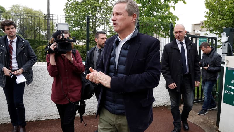 Nicolas Dupont-Aignan à la sortie d'un bureau de vote lors du second tour de la présidentielle, le 7 mai 2017 à Yerres. 