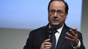 François Hollande après avoir reçu le prix de l'humour politique, le 28 novembre 2017