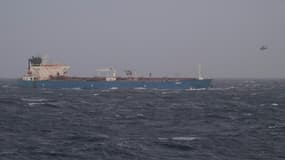 Photo diffusée par l'état-major français des armées, le 22 janvier 2026, montrant des hélicoptères au-dessus d'un pétrolier en mer Méditerranée