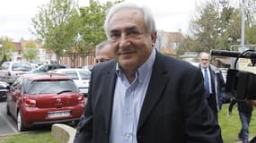 A une semaine du second tour de l'élection présidentielle française, Dominique Strauss-Kahn resurgit dans la campagne, suscitant l'embarras du Parti socialiste et donnant une arme nouvelle à Nicolas Sarkozy face au favori François Hollande. /Photo prise l