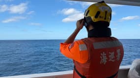 Un garde-côte taïwanais observe un navire chinois au large de l'îlot taïwanais de Pengjia, le 29 décembre 2025