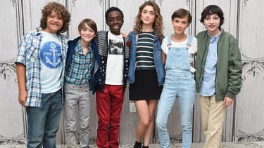 Le casting de Stranger Things, une des séries à la fois produites et diffusées par Netflix.
