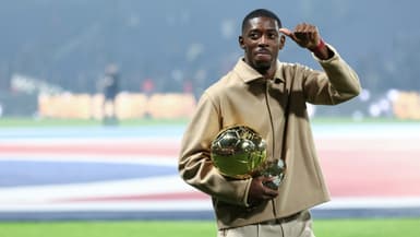 L'attaquant n°10 du Paris Saint-Germain Ousmane Dembélé et son trophée du Ballon d'Or lors d'une cérémonie après le match de football de L1 entre le Paris Saint-Germain (PSG) et Auxerre au stade du Parc des Princes à Paris, le 27 septembre 2025