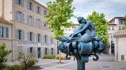 La statue de Brigitte Bardot à Saint-Tropez, en face de la fameuse gendarmerie.