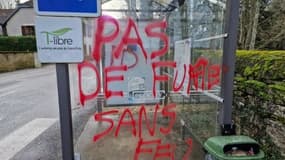 Des tags homophobes ciblant le maire ont été découverts dans la commune d'Eclans-Nenon (Jura) le 1er janvier 2024.