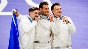 Joris Daudet, Sylvain André et Romain Mahieu célèbrent leur podium en BMX, le 2 août 2024