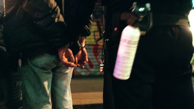 Des CRS procèdent à des contrôles dans le 18e arrondissement de Paris, en octobre 1999, lors d'une opération de lutte contre les trafics de stupéfiants (PHOTO D'ILLUSTRATION).