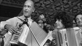 Le ministre des Finances et candidat à la présidentielle Valéry Giscard d'Estaing et Yvette Horner lors du deuxième festival mondial d'accordéon le 24 juin 1973 à Montmorency