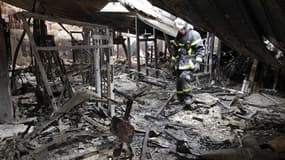 Centre de loisirs incendié à Amiens. Trois personnes seront jugées vendredi en comparution immédiate après une première série d'interpellations à Amiens suite aux violences qui ont fait 17 blessés dans les rangs des forces de l'ordre. /Photo prise le 14 a