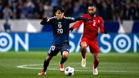 Takefusa Kubo au duel avec Mohamed Marhoon lors du match Japon-Bahreïn (2-0, qualifications Coupe du monde 2026), le 20 mars 2025