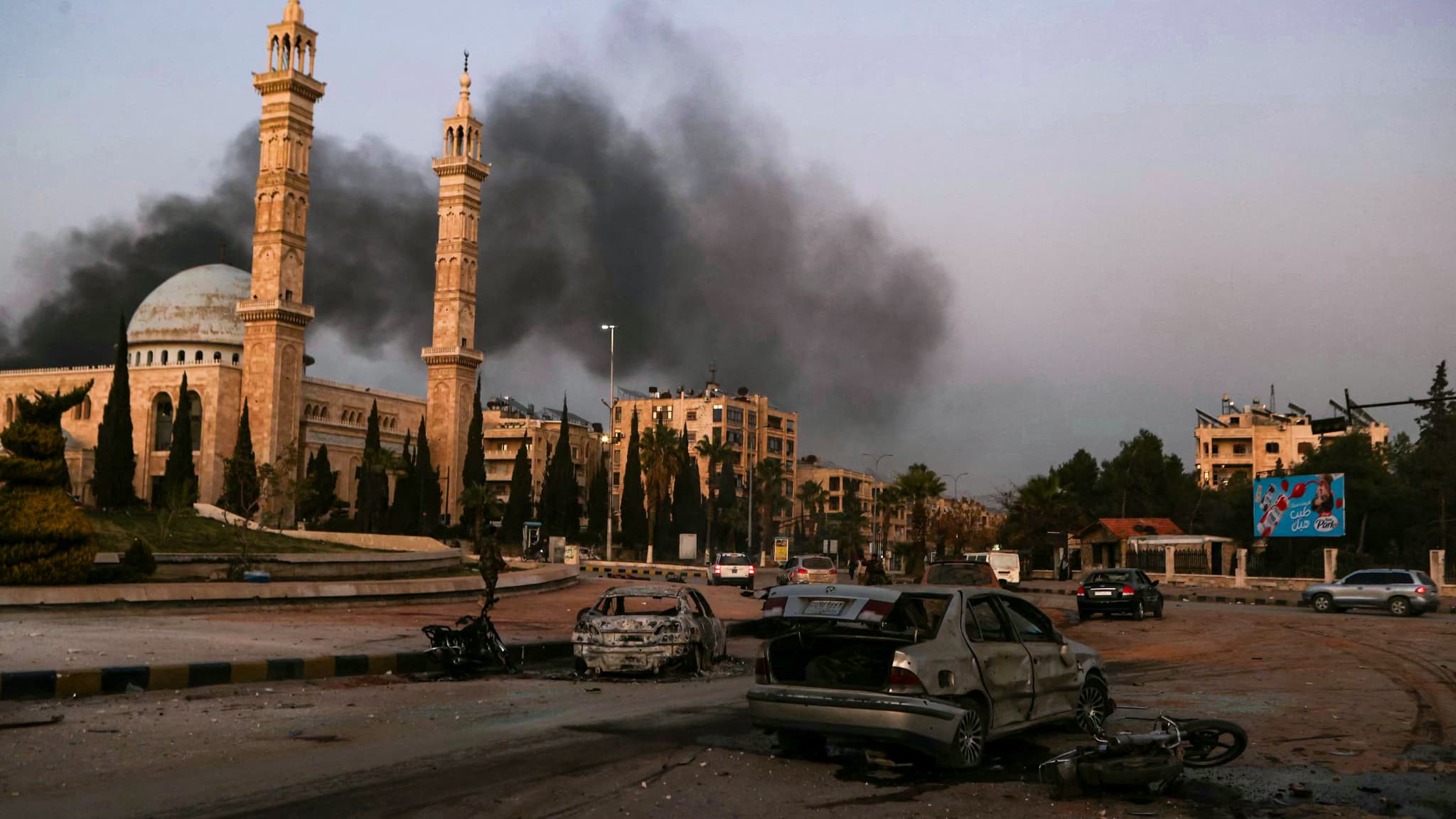 Des voitures endommagées sont visibles sur le site des frappes aériennes du régime syrien visant les combattants anti-régime à Alep, dans le nord de la Syrie, le 30 novembre 2024. Des voitures endommagées sont visibles sur le site des frappes aériennes du régime syrien visant les combattants anti-régime à Alep, dans le nord de la Syrie, le 30 novembre 2024.