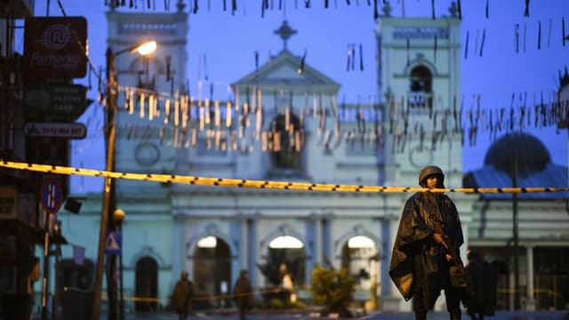 Des soldats montent la garde devant l'église Saint-Anthony à Colombo, au Sri Lanka, le 25 avril 2019