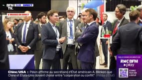 Emmanuel Macron fait le tour des stands au Salon du Bourget ce lundi