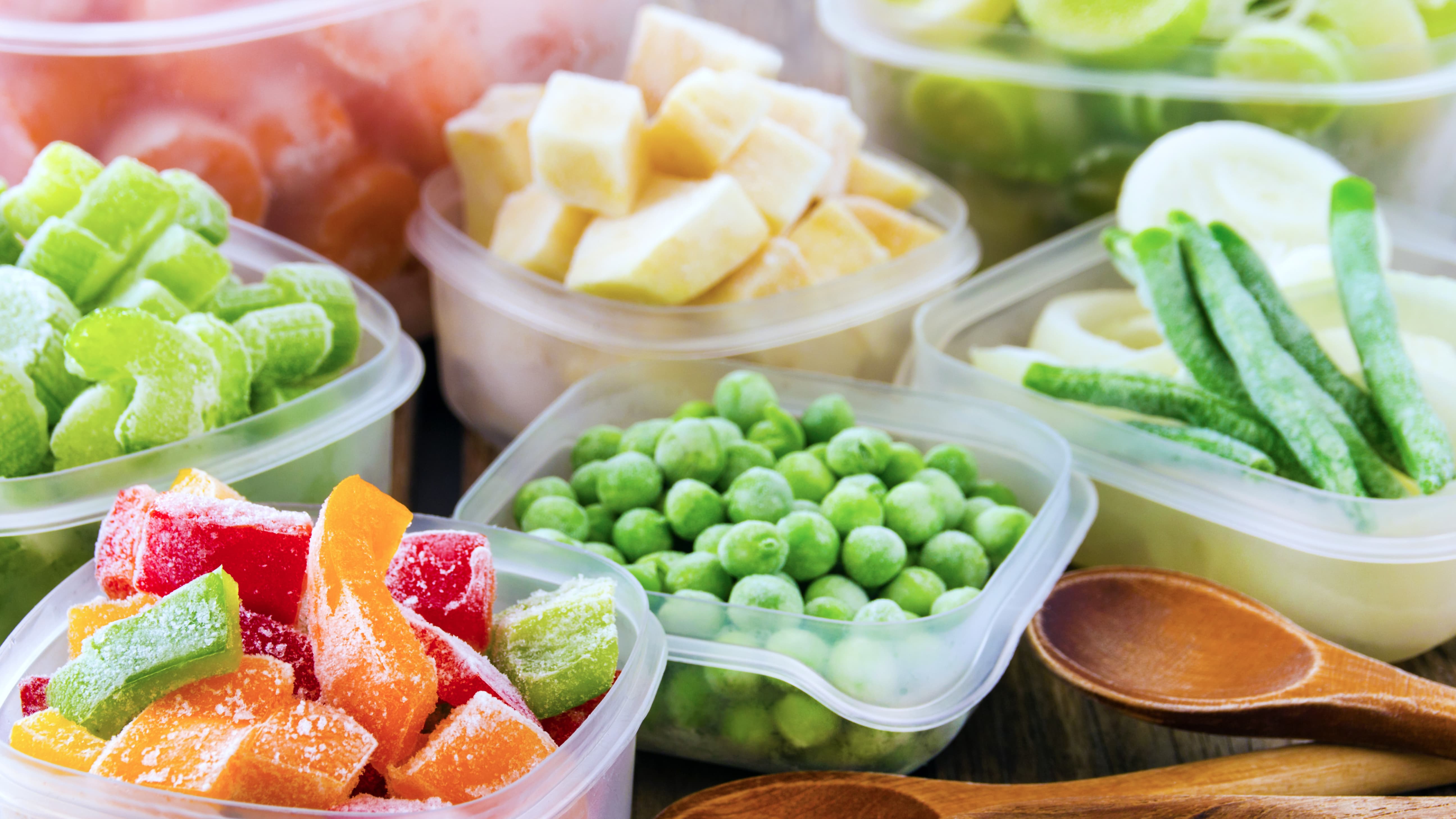Замораживаем сохраняя витамины. Заморозка овощей. Замороженные продукты. Замораживание овощей. Замороженные овощи и фрукты.