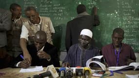 Dans un bureau de vote de Dakar. Les résultats du premier tour de l'élection présidentielle disputé dimanche au Sénégal s'annoncent très serrés entre le président sortant Abdoulaye Wade et l'ancien Premier ministre Macky Sall, selon les premiers résultats