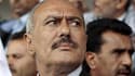 Le président yéménite Al Abdallah Saleh, qui fait face à une contestation son précédent du pouvoir qu'il occupe depuis près de 33 ans à Sanaa, a été légèrement blessé vendredi, ainsi que plusieurs autres responsables, dans le bombardement de son palais, s