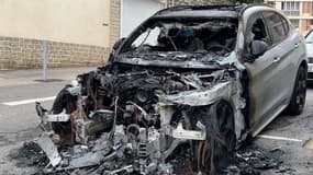 Une voiture retrouvée brûlée à Manosque, dans la nuit du 31 octobre au 1er novembre 2023.