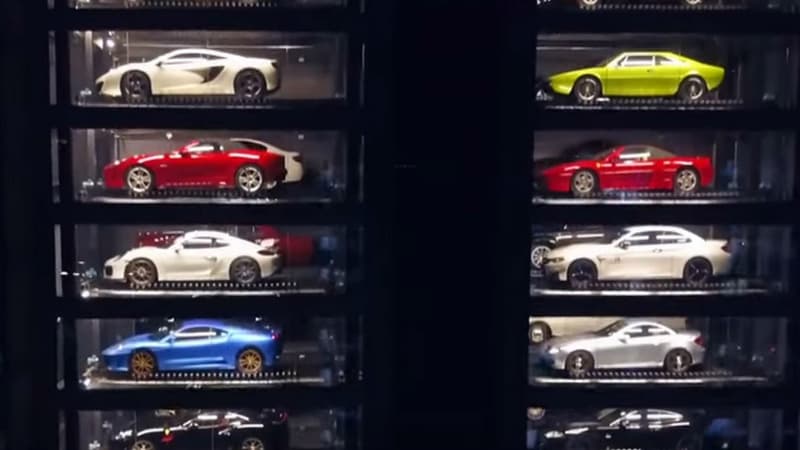 Non, il ne s'agit pas de voitures miniatures mais bien de modèles taille réelle dans un distributeur à Singapour