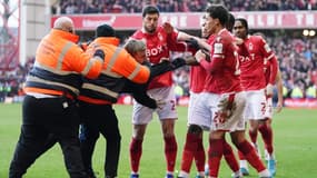 Un supporter s'introduit sur la pelouse lors de Nottingham Forest-Leicester.