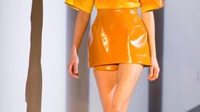 Dans une galerie de la Cité de l'architecture, à Paris, Nicola Formichetti, directeur artistique de Mugler depuis deux ans, a présenté une collection architecturale, peuplée de très courtes robes et combi-shorts, faisant la part belle aux tissus vernis. /