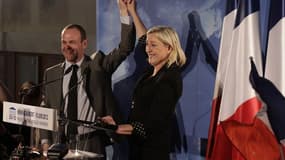 Marine Le Pen et Steeve Briois à Henin-Beaumont. Le suppléant de la présidente du Front national a réalisé un travail de l'ombre depuis près de vingt ans qui a permis au parti d'extrême droite d'obtenir dimanche dernier un score élevé dans le Pas-de-Calai