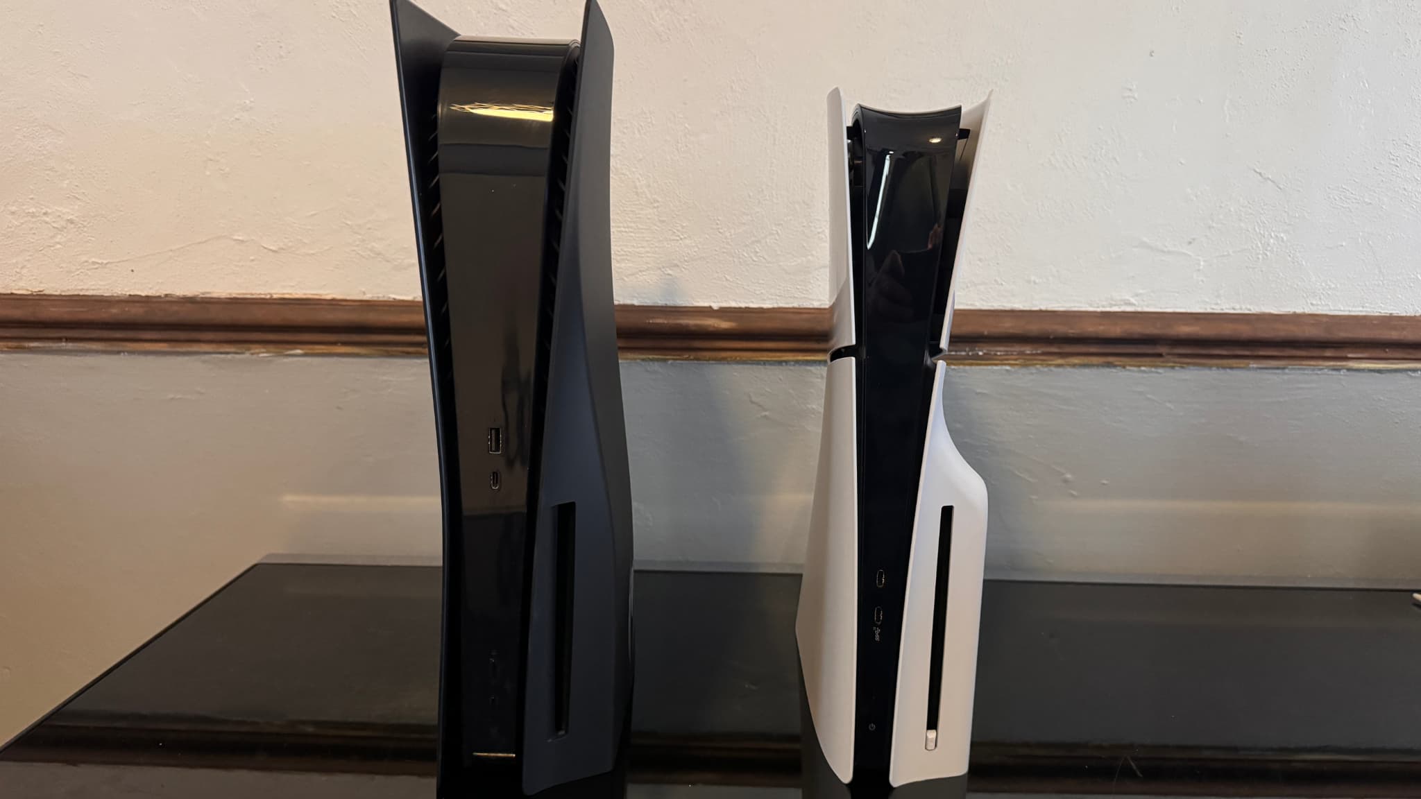 A gauche, la Playstation 5 d'origine - A droite, la PS5 Slim A gauche, la Playstation 5 d'origine - A droite, la PS5 Slim