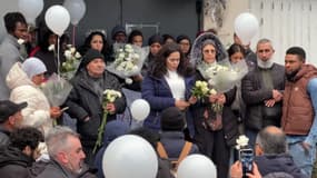 Des participants de la marche blanche organisée à Vaulx-en-Velin (Rhône) le samedi 16 décembre 2023, en hommage aux victimes de l'incendie d'un immeuble survenu un an plus tôt.