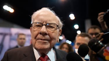 Warren Buffett devant la presse à l'occasion de l'AG de son groupe