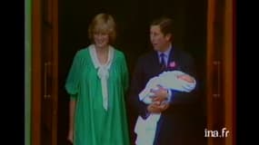 Charles et Diana présentant leur nouveau-né, William à la foule, en juin 1982.
