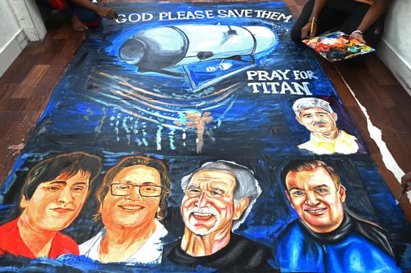 Des étudiants en art réalisent une oeuvre montrant les cinq passagers du Titan, à Mumbai (Inde), le 22 juin 2023.