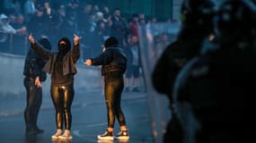 Des émeutiers et la police lors d'une manifestation anti-immigration à Ballymena, en Irlande du Nord, le 10 juin 2025.