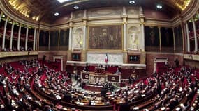 Les députés français ont repris lundi, après une courte pause, leur session marathon sur l'examen du projet de droit ouvrant le mariage et l'adoption aux couples homosexuels. /Photo d'archives/REUTERS/Charles Platiau